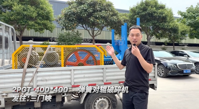2PGT400×400彈簧對(duì)輥破碎機(jī)發(fā)往河南三門(mén)峽！